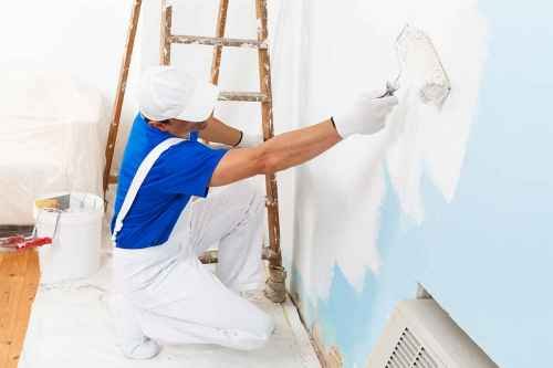 professional-painter-using-water-based-paint-to-paint-wall